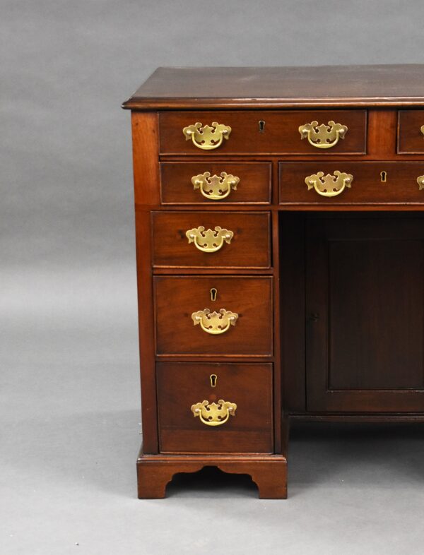 George III Mahogany Kneehole Desk - Image 3