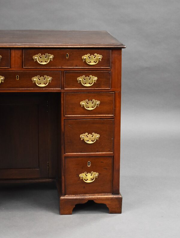 George III Mahogany Kneehole Desk - Image 4