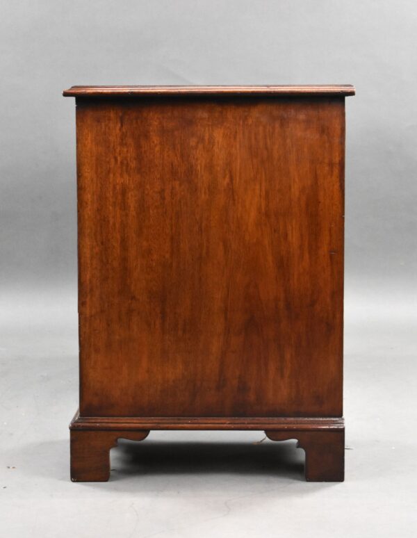 George III Mahogany Kneehole Desk - Image 3